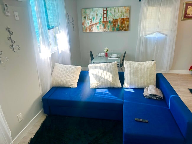 Foto del edificio - 2437 Cochran Ave