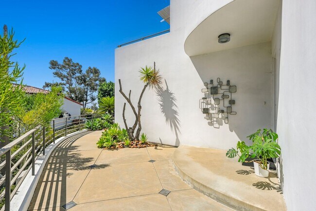Foto del edificio - Gorgeous 3 Bed/3 Ba Home Tucked Away in th...