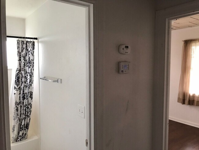Foto del edificio - 2Bed 1Bath Country Living in the City with Laundry Hookups