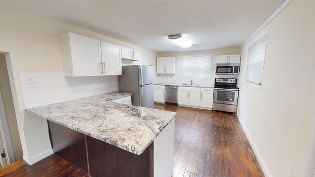 Building Photo - 3 BEDROOMS, 1 FULL BATHROOM + 3 FREE OFF-S...