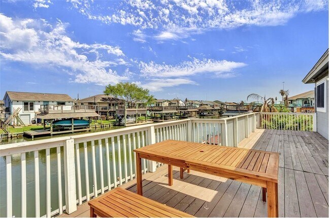 Building Photo - 301 Ling St