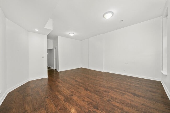 Foto del edificio - 1946 N Wilmot Ave