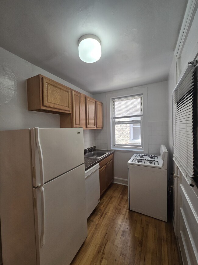 Building Photo - 1806 W Farwell Ave