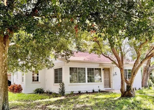 Building Photo - 2590 Lakeview Dr