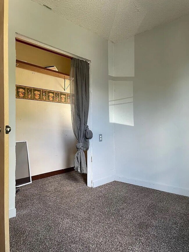 Foto del edificio - Spacious 5-Bedroom Rental Near Campus & Do...