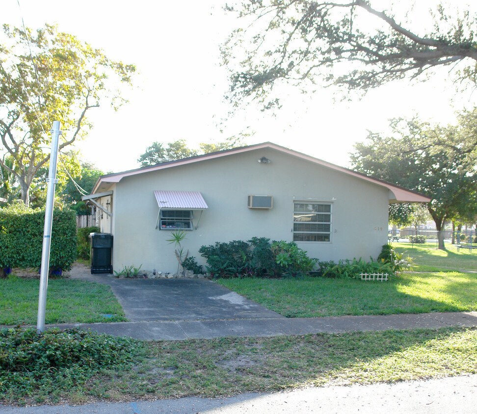 Building Photo - 213 SW 1st Ct