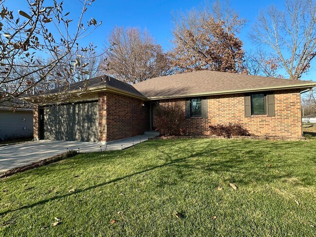 Foto del edificio - Charming 3 Bedroom Brick Home with Fenced Backyard