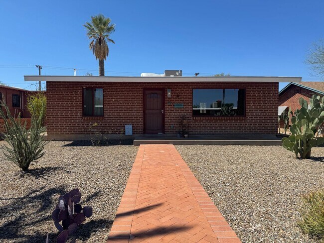 Foto del edificio - ALL UTILITIES INCLUDED Colorful & Eclectic 2 Bed / 1 Bath Home Near U of A