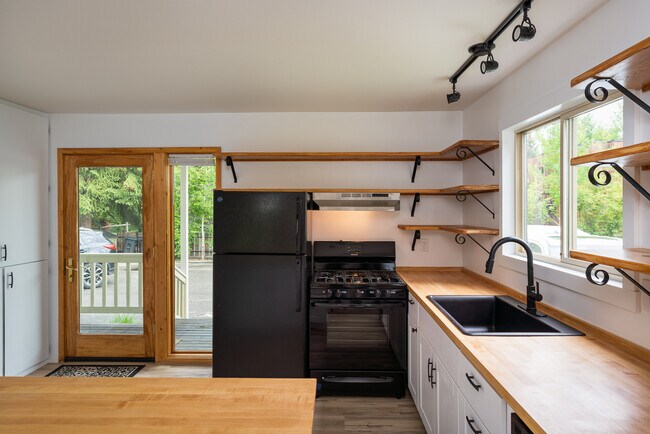 Foto del edificio - 121 Pinewood Ln