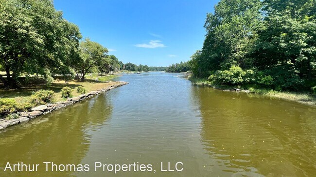 Foto del edificio - 4 br, 1.5 bath House - 22 Newmarket Rd.