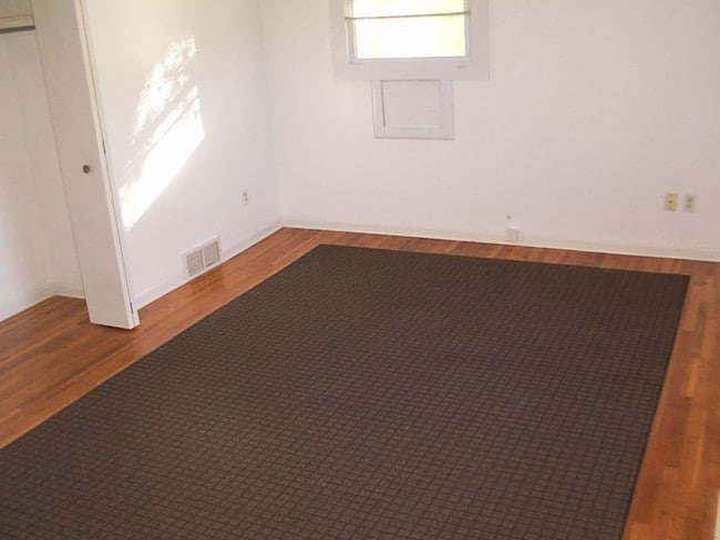 Master Bedroom - 2490 Maplehurst Dr