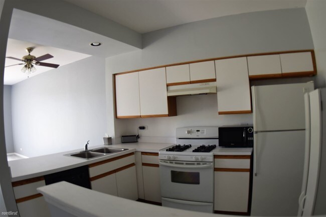 Building Photo - 2 br, 1.5 bath Townhome - North Star Condos
