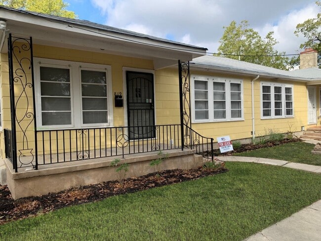 Building Photo - 819 San Antonio