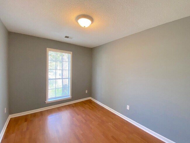 Foto del edificio - 8115 Kerry Dr