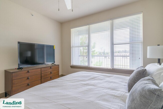 Foto del edificio - 300 Enclave Dr