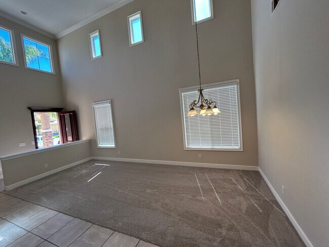 Building Photo - Central Temecula Home