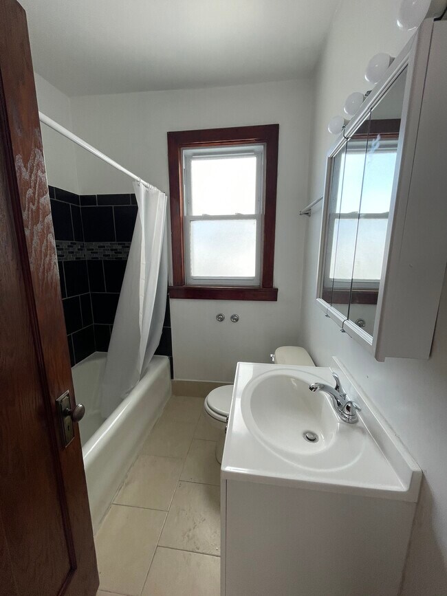 Foto del edificio - 3039 N LeClaire Ave