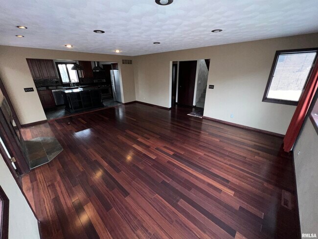 Building Photo - 621 E High Point Terrace