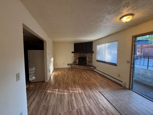 Building Photo - 2104 Roosevelt Dr