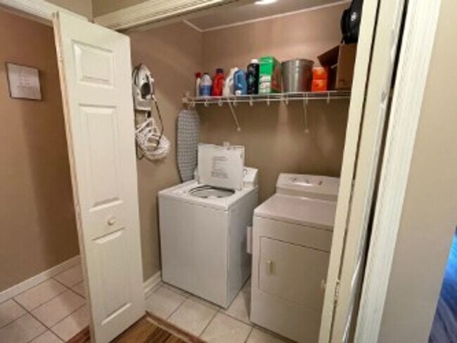 Foto del edificio - 404 Sandy Oak Dr