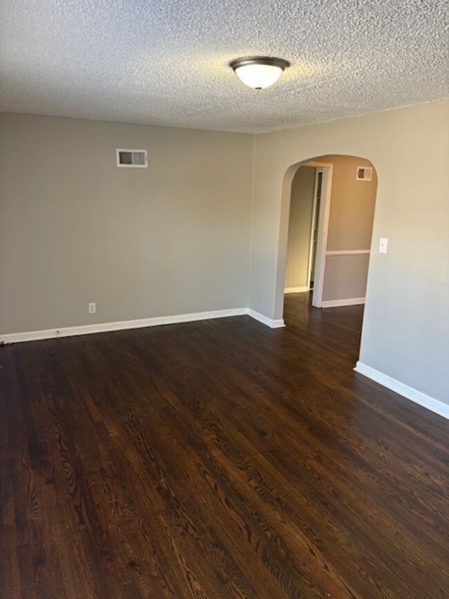 Building Photo - !!MOVE IN SPECIAL!! AVAILABLE NOW! 3 Bed 1...