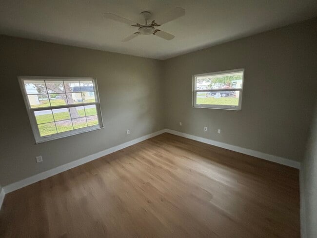 Foto del edificio - 5935 Tidewood Ave