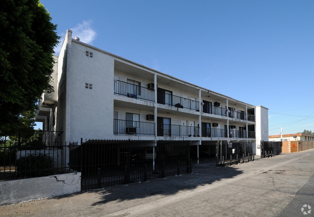 Primary Photo - 6745 Laurel Canyon Blvd