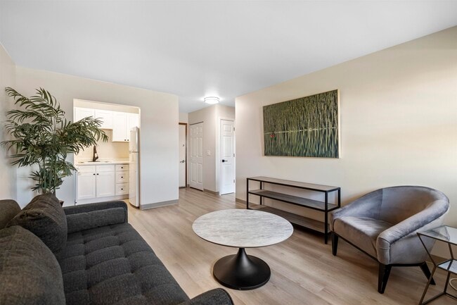 Foto del edificio - 1601 N Randall Ave