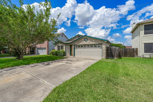 Building Photo - 4527 Stradford Pl
