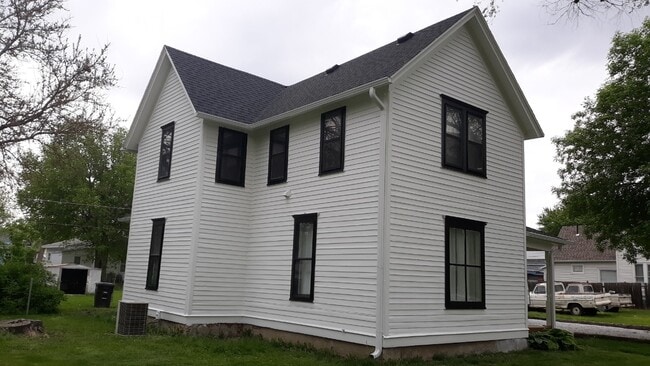Building Photo - 1318 W 4th St