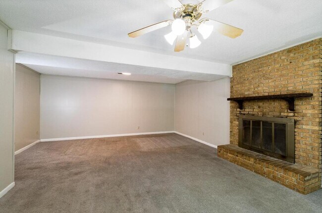 Foto del edificio - 220 Rolling Ridge Dr