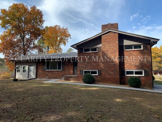 Building Photo - Huge 3 Bedroom House in McDonald
