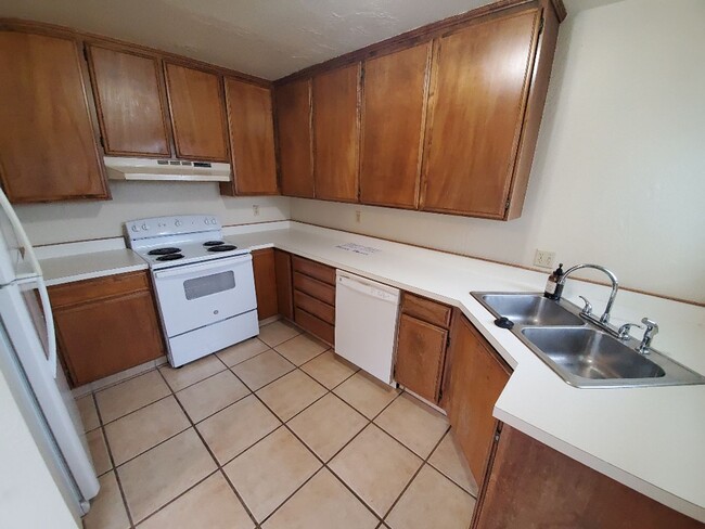 Building Photo - 4-Bedroom home located close to the Eureka...