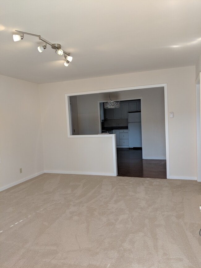 Building Photo - 127 Beresford Ave