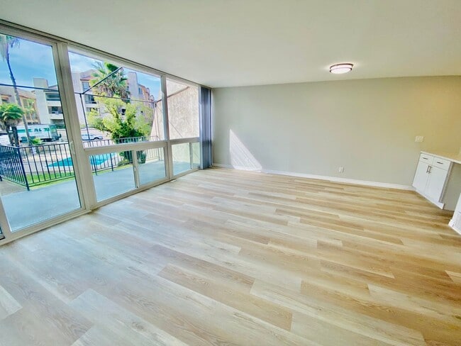 Foto del edificio - Beautifully Remodeled Home in the HEART of Fashion Valley! Comes with Parking!