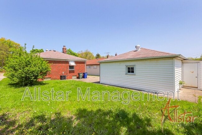 Building Photo - 9113 Outlook Dr