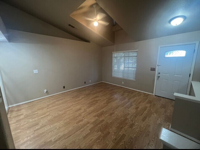 Building Photo - Desirable Location Visalia Home for Lease