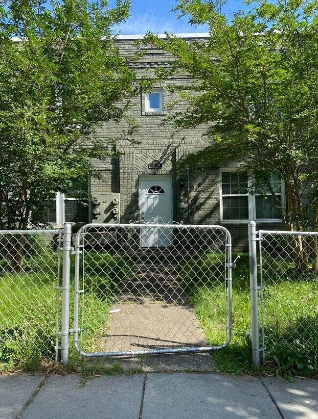 Building Photo - 1809 I St NE