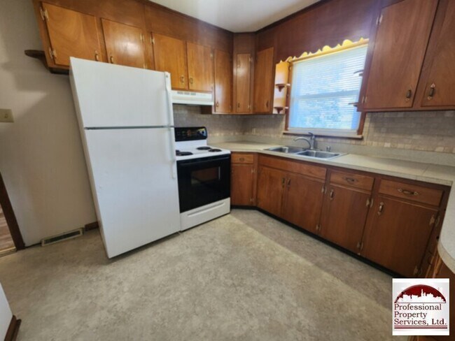 Foto del edificio - Charming brick rancher offers a perfect bl...