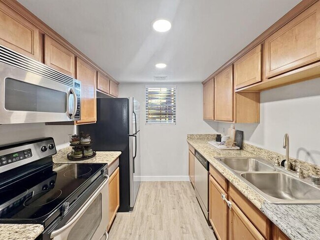 Building Photo - 15008 Avenida Venusto