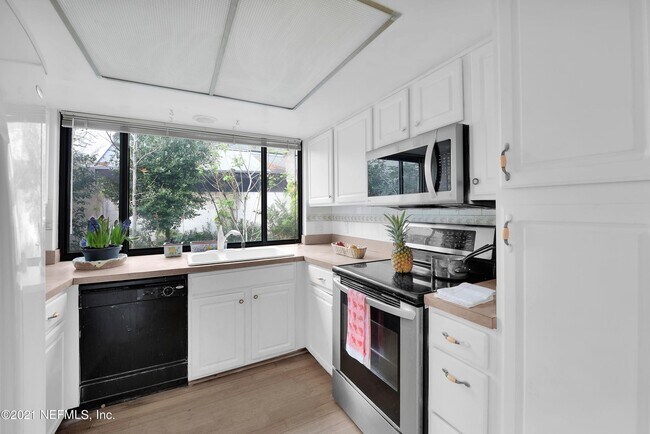 Foto del edificio - 2437 Burgundy Ct