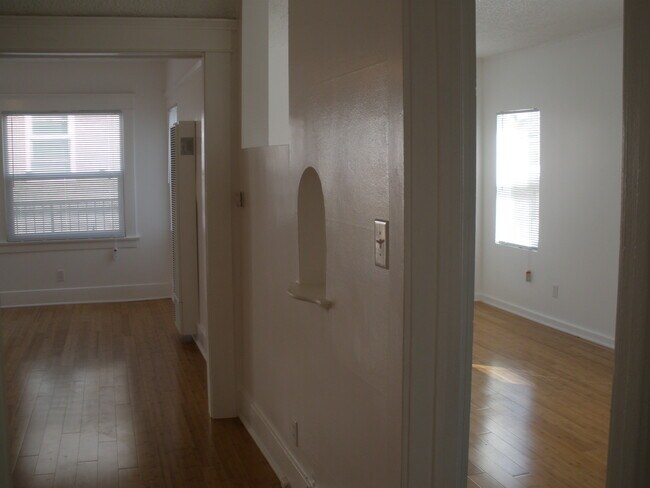 Building Photo - 2033 Vista Del Mar St