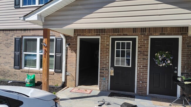 Building Photo - 108 Creekside Dr