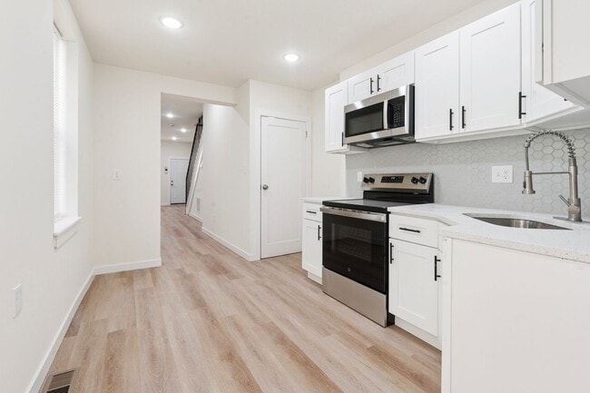 Building Photo - 1828 E Pacific St