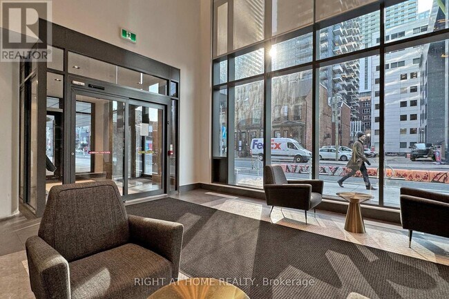 Photo du bâtiment - 330 Richmond St W