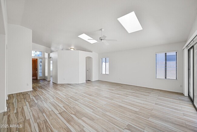 Building Photo - 2535 E Parkside Ln