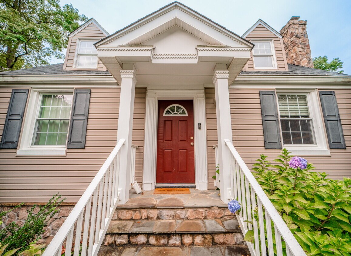 Foto principal - Charming Cape Cod Retreat in Prime Falls C...