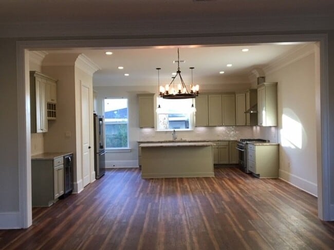 Building Photo - 220 Labarre Dr