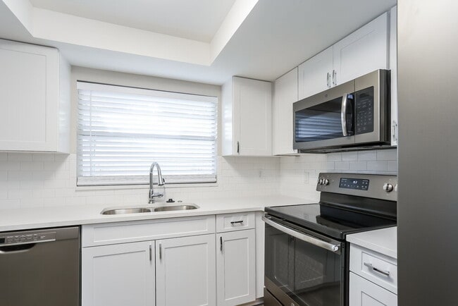 Building Photo - 909 Black Knight Dr