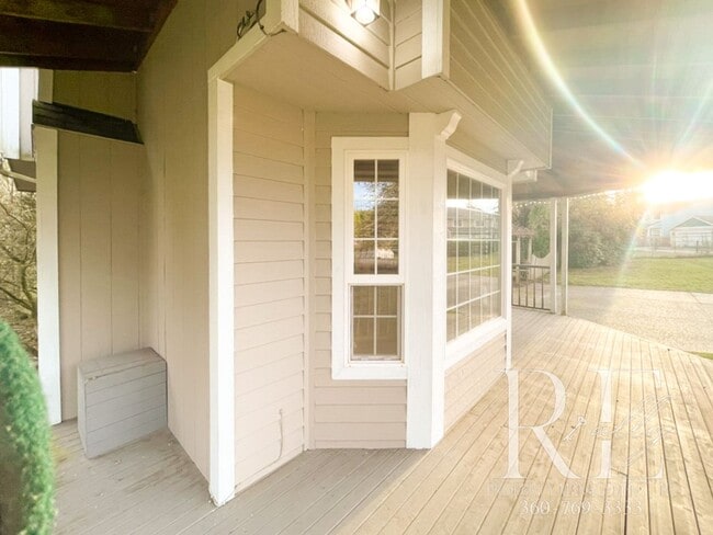 Building Photo - Stunning 3-Bedroom Home with Vaulted Ceilings, RV Parking & Fenced Yard!